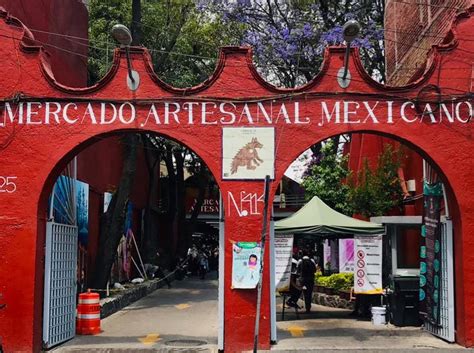  El Mercado de Coyoacán - Kuvaileva Ylirunsastuneisuus ja Elävä Värejä Täynnä Oleva Maailma!