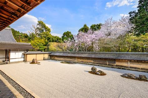  Ryōan-ji zen-puutarha: Kontemplaatiota ja tyhjyyttä muinaisjapanilaisessa maisemissa!