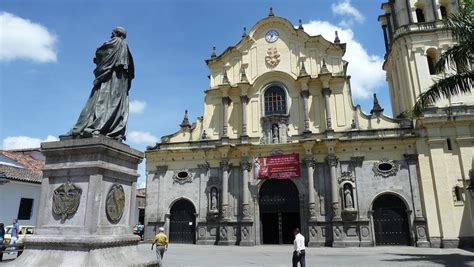  Templo de San Francisco en Popayán - Barokkiarkkitehtuurin ja Kulttuurisen Identiteetin Loistelias Yhdistelmä!