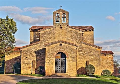 Templo de San Miguel en Santullano! Uskomaton esimerkki karolingilaisesta arkkitehtuurista ja mystisestä islamilaisesta vaikutteesta.