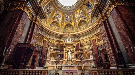  The Mosaic of St. Stephen's Basilica: A Symphony in Glass and Gold!